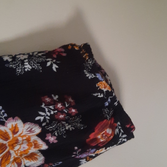 Flowery Criss-Cross V-neck Black Tunic - Picture 5 of 5